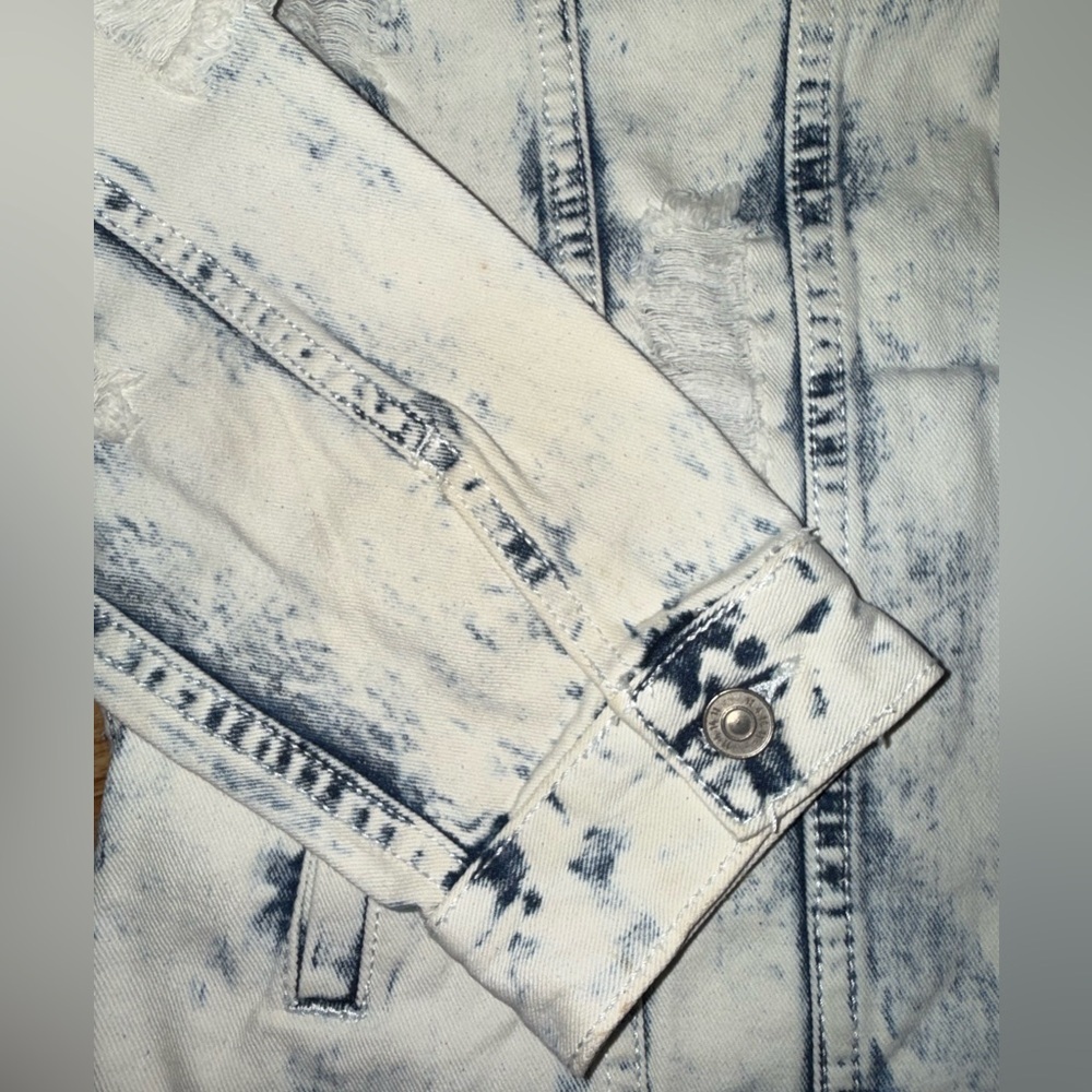KDNK Los Angeles Distressed Acid Wash Denim Jacket - Ice Blue  Size XL- NWT - Picture 6 of 10